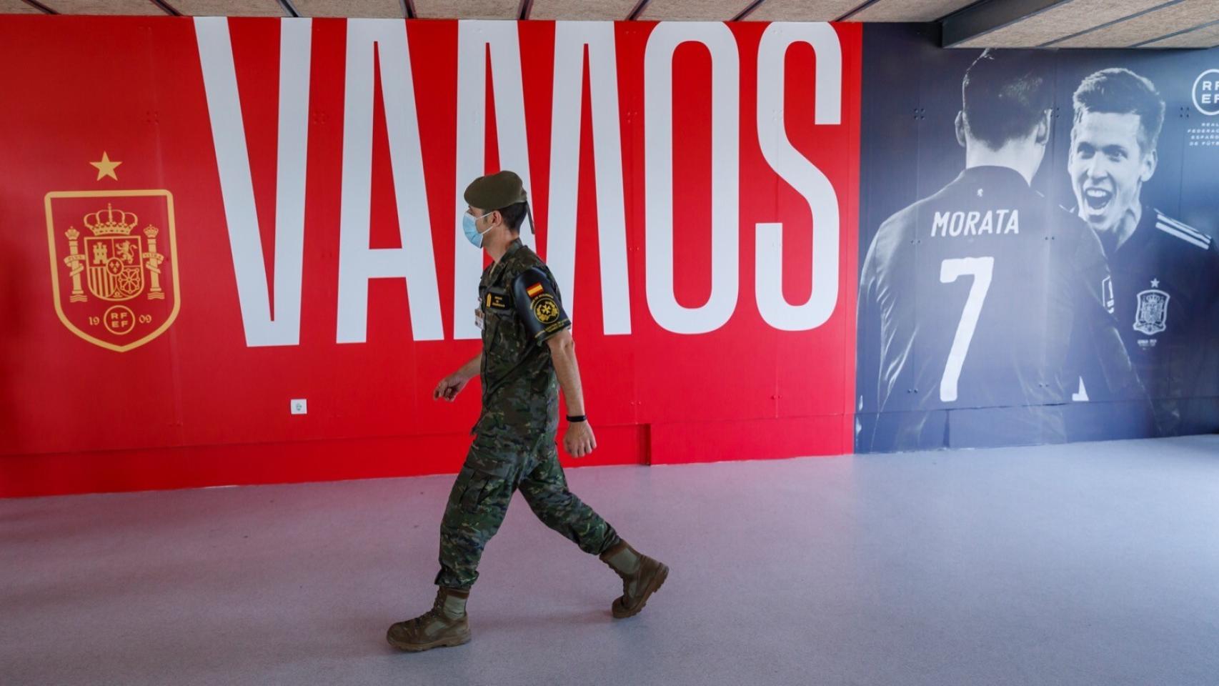 Soldado del Ejército durante la vacunación a la Selección