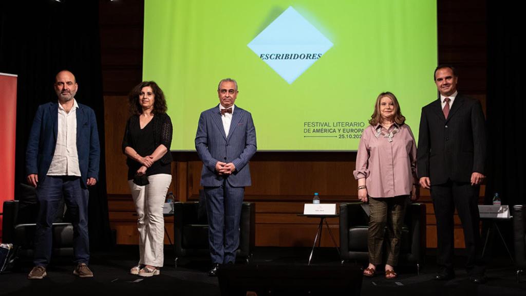 De izda. a drcha. Ernesto Pérez Zúñiga, subdirector de Cultura del Instituto Cervantes; la escritora Esther Bendahan; Jorge Eduardo Benavides, director de Festival Escribidores; la crítica literaria y ensayista Mercedes Monmany y Raúl Tola, director de la Cátedra Vargas Llosa. © Instituto Cervantes / Festival Escribidores