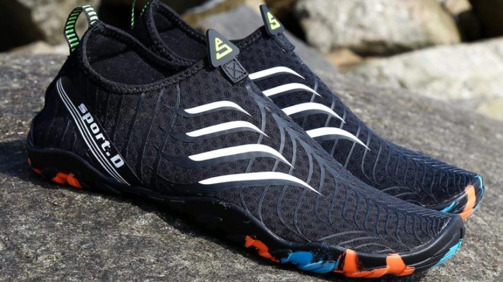 Escarpines y calzado acuático ideal para playas y calas rocosas