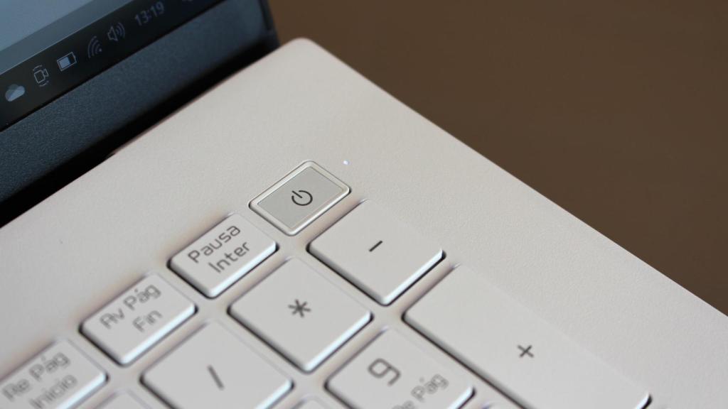 El botón de encendido también actúa de sensor de huellas dactilares.