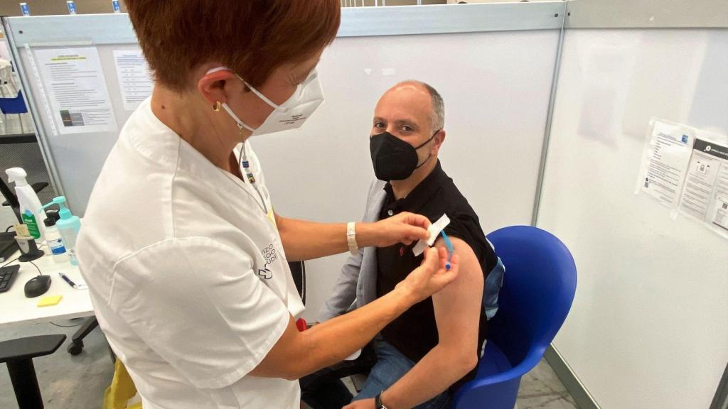 David Regades recibía su primera dosis de vacuna contra la Covid-19