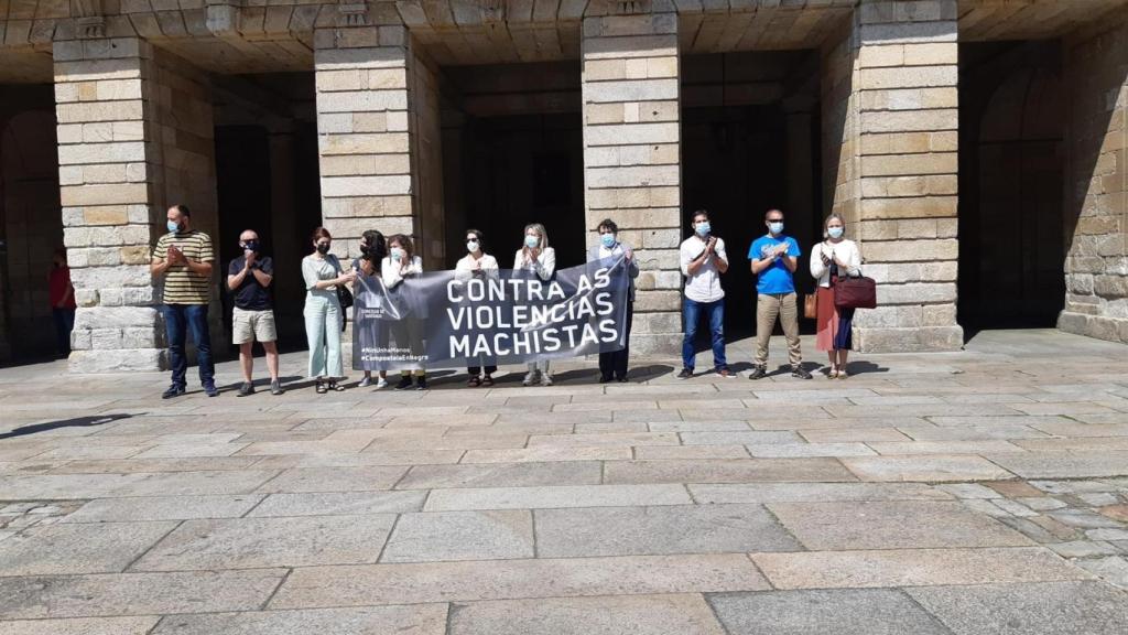 Concentración de la corporación del Ayuntamiento de Santiago en rechazo a los crímenes machistas.