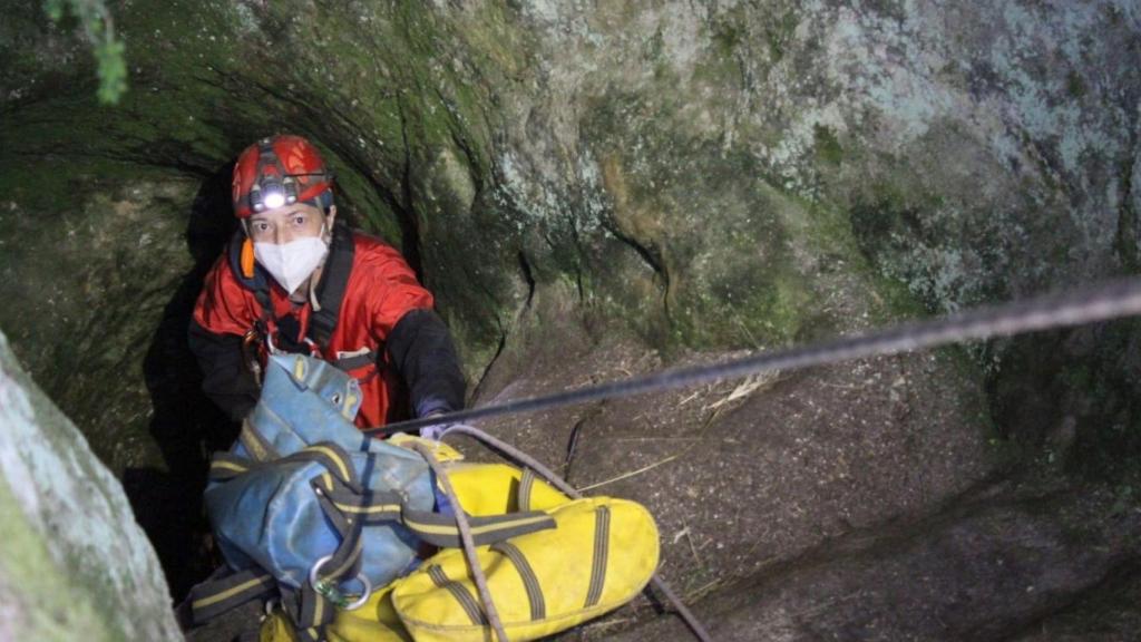Desobstrucción de una cueva en el Pico Sacro.