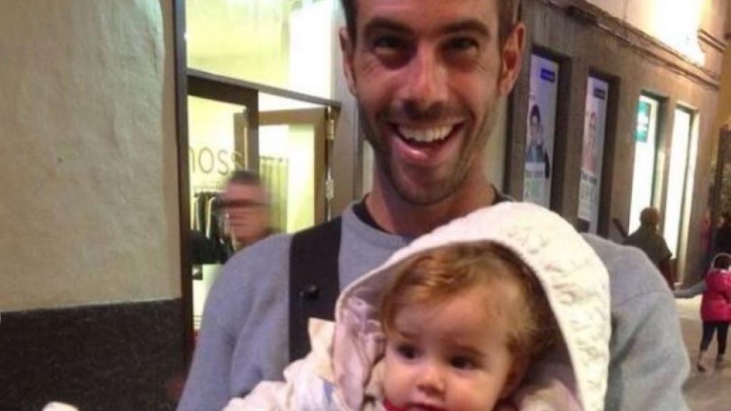 Tomás Gimeno junto a la menor de sus hijas, Anna.