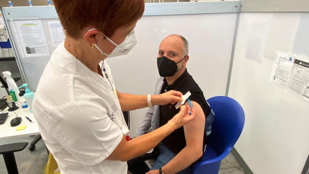 David Regades recibía su primera dosis de vacuna contra la Covid-19