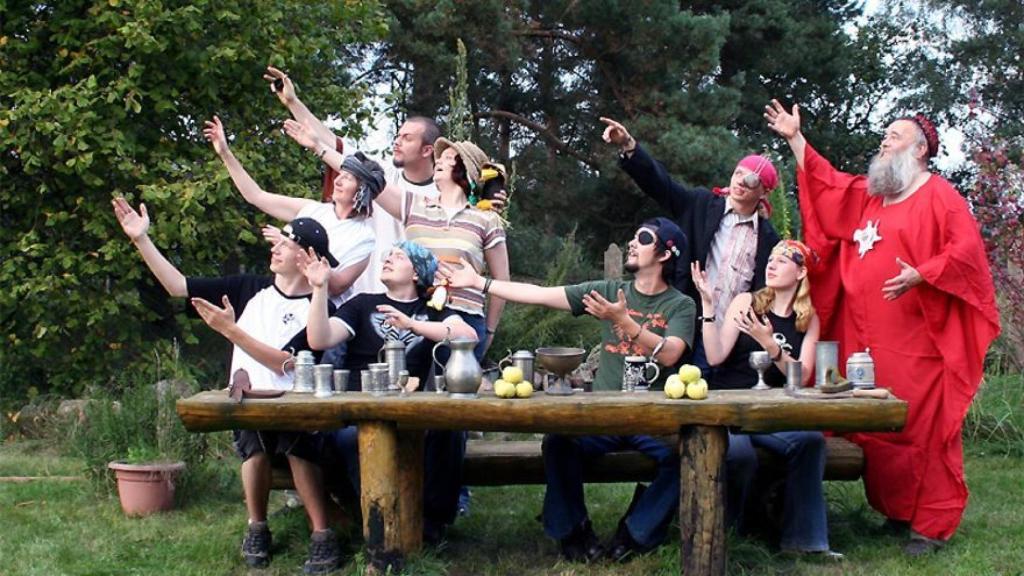 El hermano Spaghettus en la primera parroquia pastafari alemana.