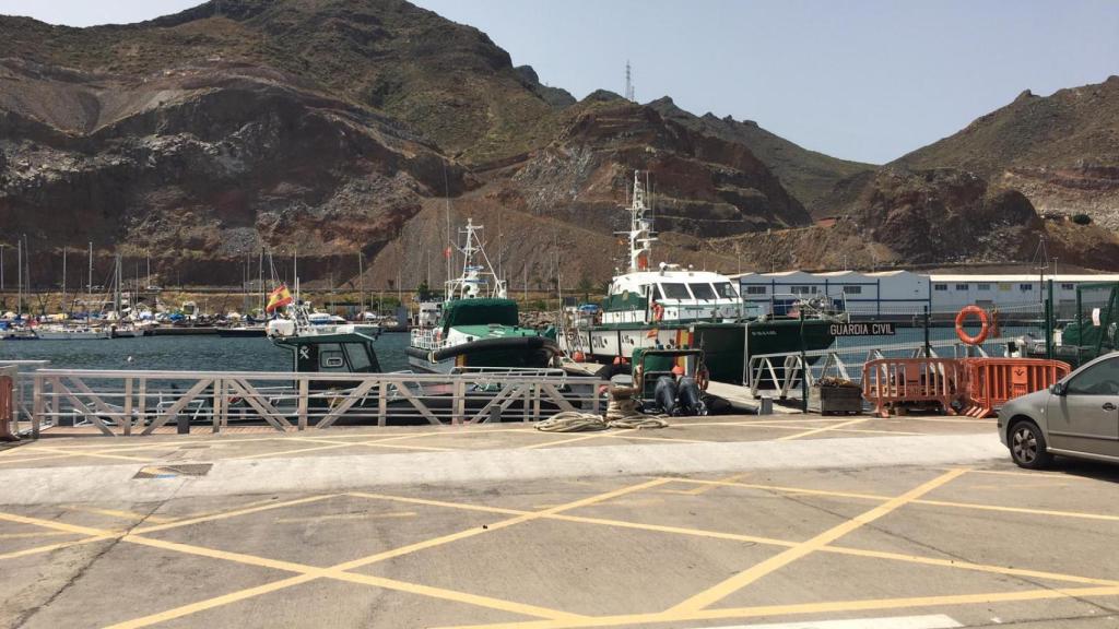 Patrulleras de la Guardia Civil en la Marina Santa Cruz, base del operativo de búsqueda.