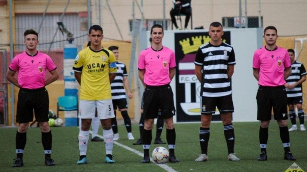 El árbitro Nacho (c) junto al linier Fernando (1d)