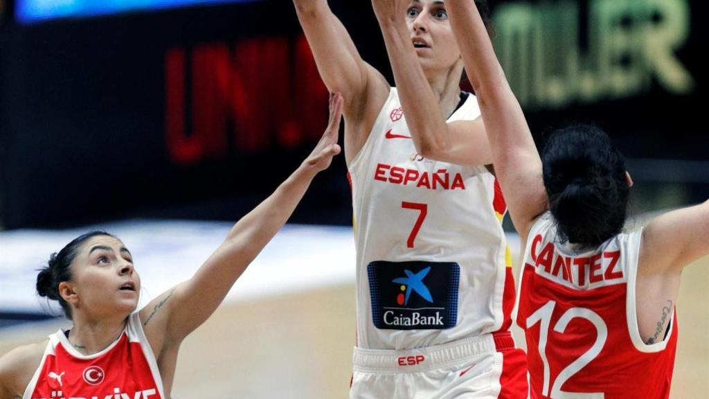 Alba Torrens lanzando a canasta en el partido entre España y Turquía