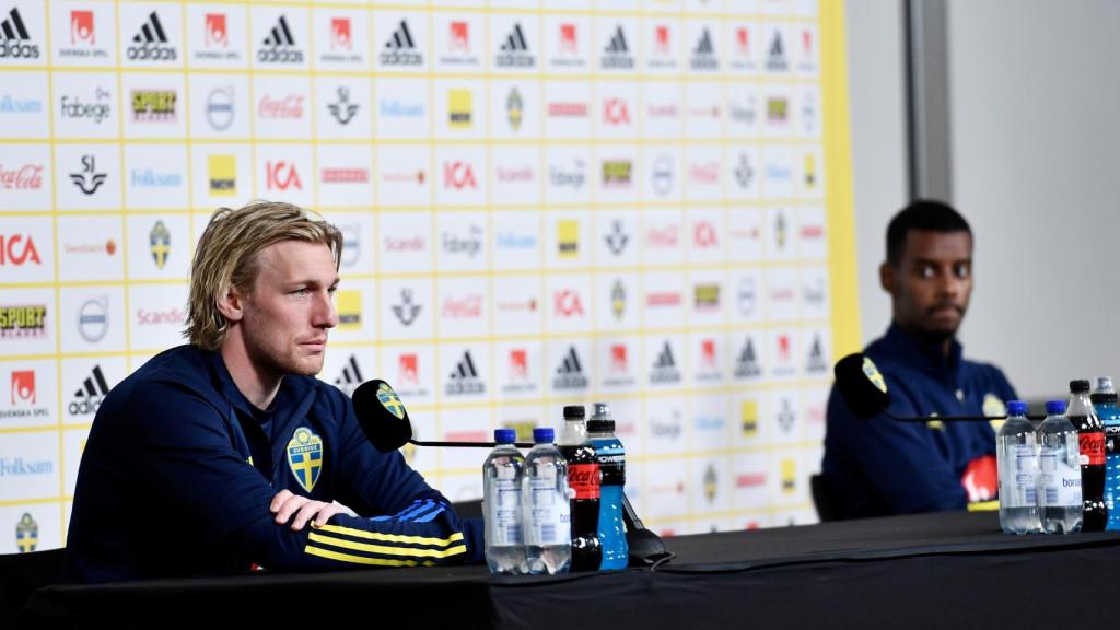 Forsberg e Isak en rueda de prensa