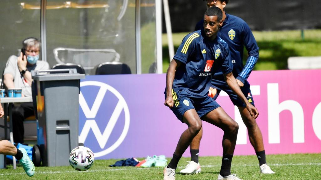 Isak en un entrenamiento de Suecia