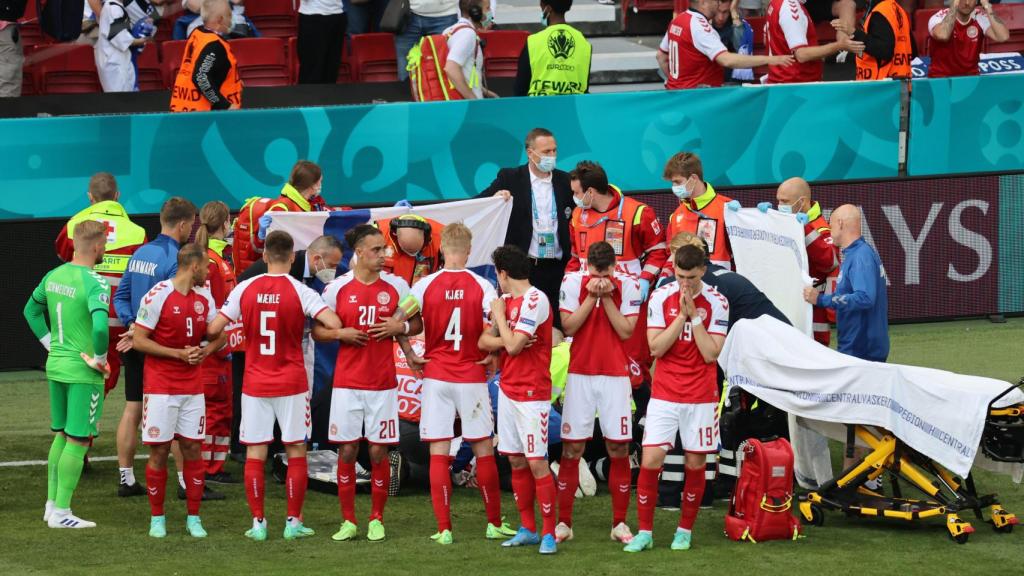 Así llegaba la camilla para atender a Christian Eriksen