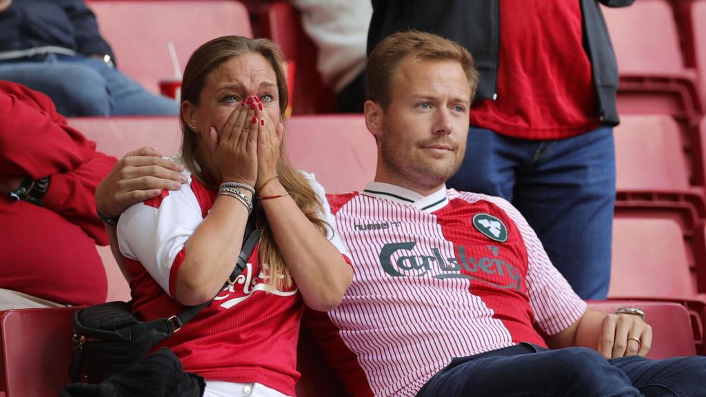 Lágrimas en la grada tras lo ocurrido con Eriksen