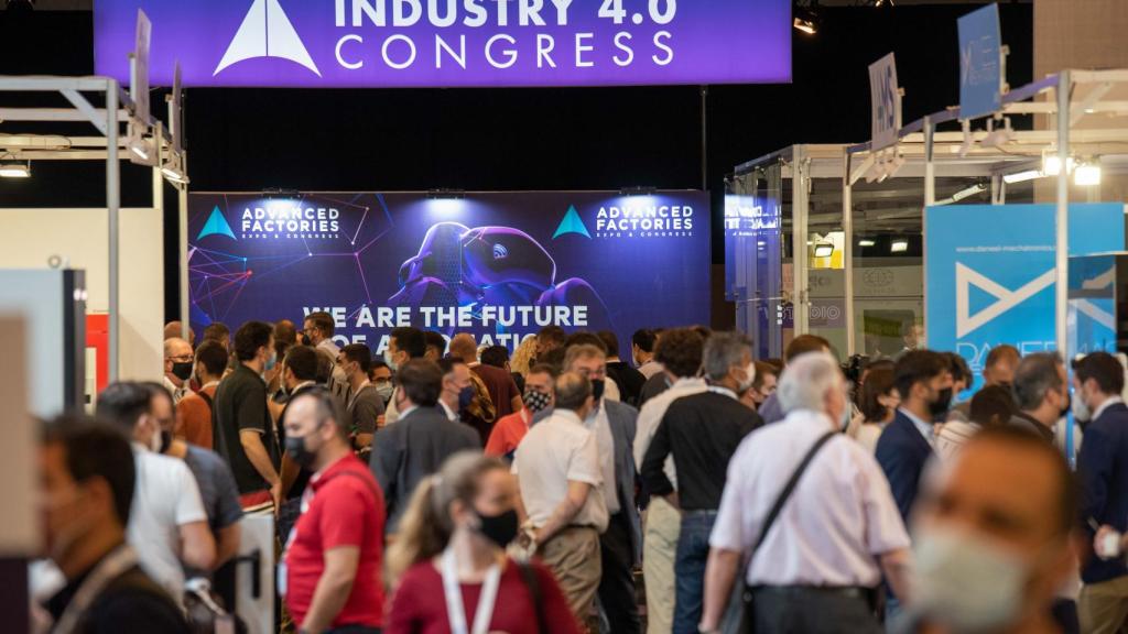 Uno de los pasillos de Advanced Factories 2021, repletos de asistentes en el recinto del CCIB.