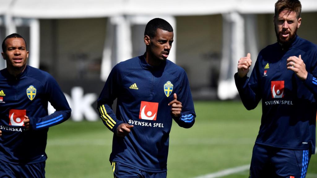 Robin Quaison, Alexander Isak y Pontus Jansson, durante un entrenamiento con la selección de Suecia