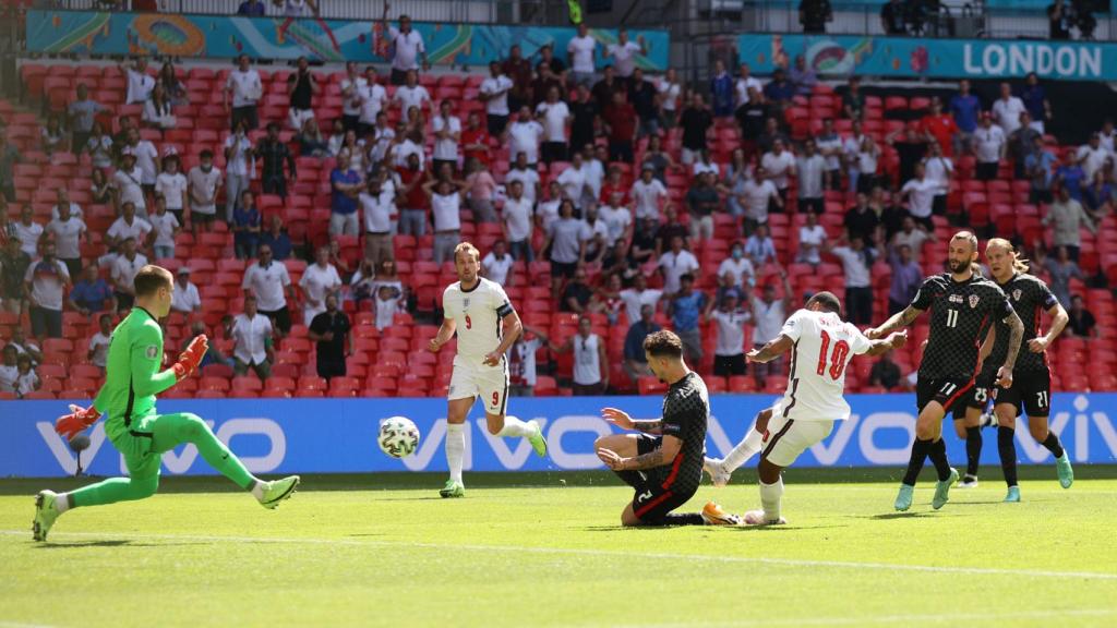 Raheem Sterling marcando un gol para Inglaterra