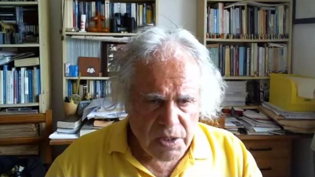 El Padre Báez durante una retransmisión en directo en Facebook.