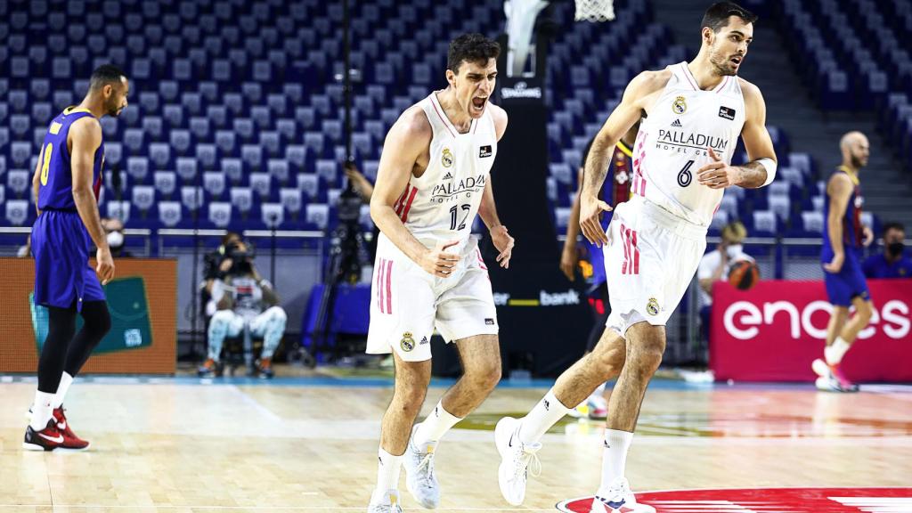Carlos Alocén celebra una canasta frente al FC Barcelona
