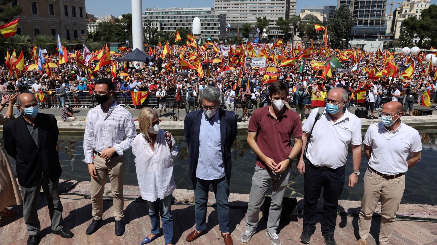 Rosa Díez junto a Andrés Trapiello y otros participantes, durante la concentración de Colón.