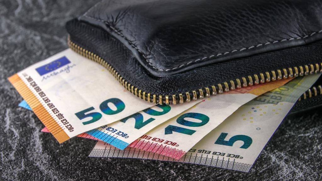 Una cartera con billetes de euro de diferentes denominaciones.