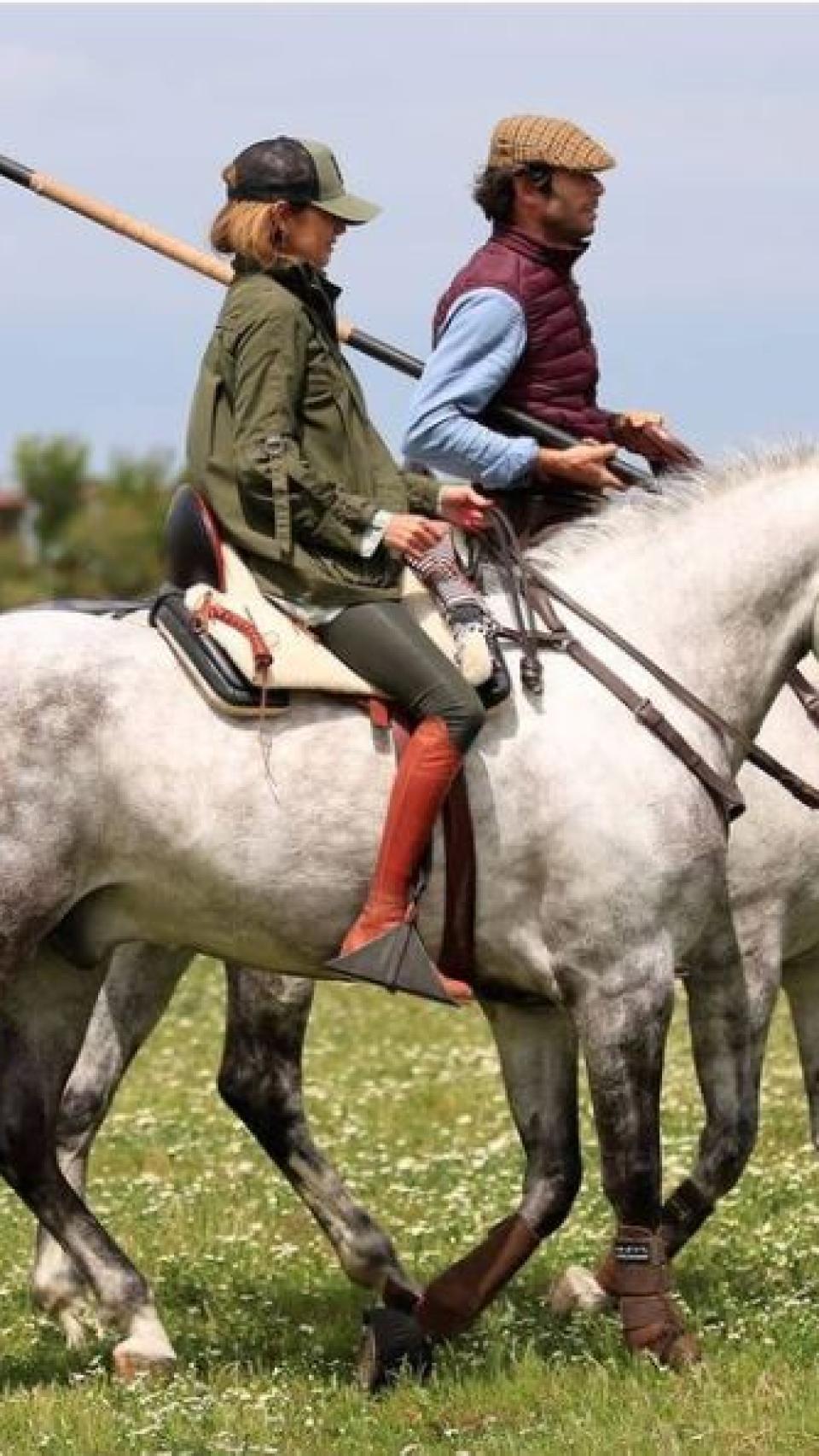 Canales e Isabel montando a caballo.