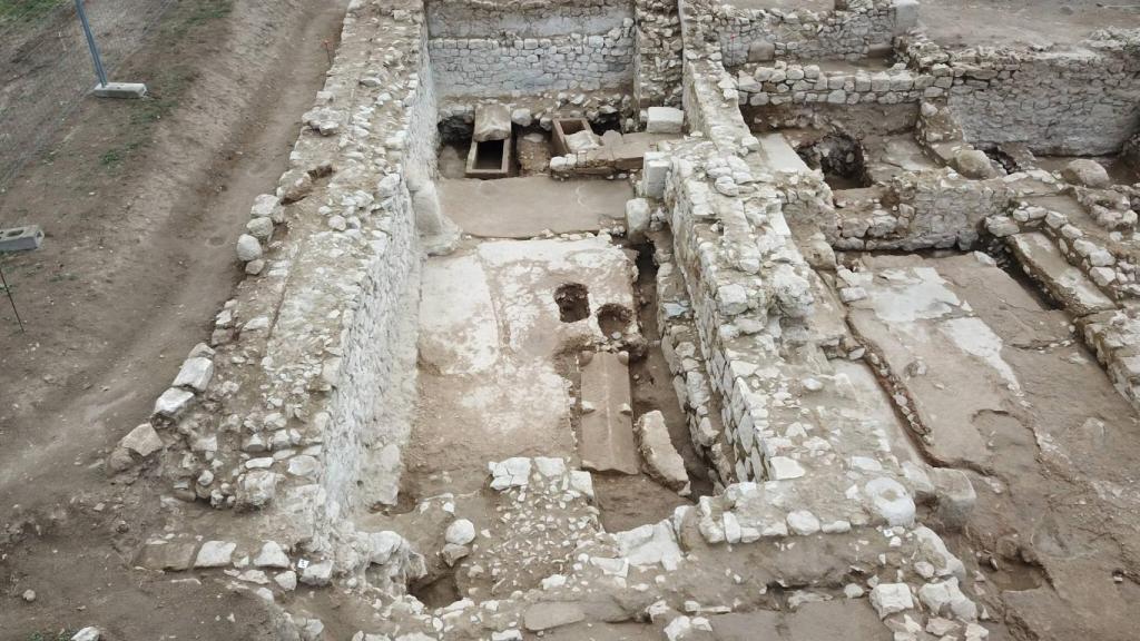 Excavaciones en la basílica-catedral de Empúries.