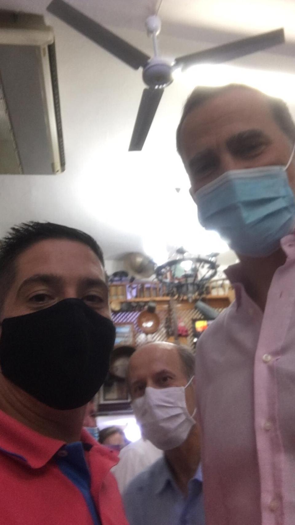 Testigos de la cena afirman que el soberano se estuvo fotografiando pacientemente con todo el que se lo pidió.