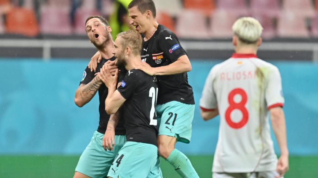 Arnautovic, haciéndole gestos a Alioski