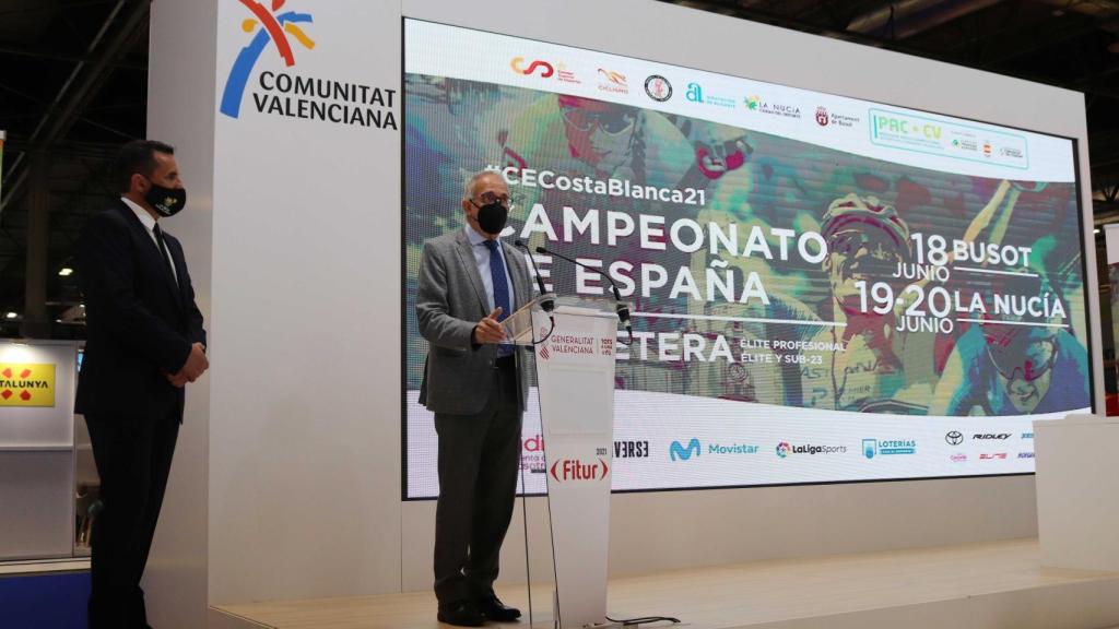 El alcalde de La Nucía, Bernabé Cano, y López Cerrón (RFEC), en Fitur.