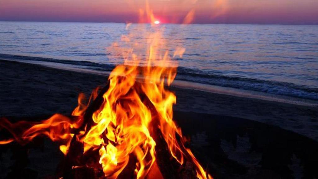 Hoguera en la playa.