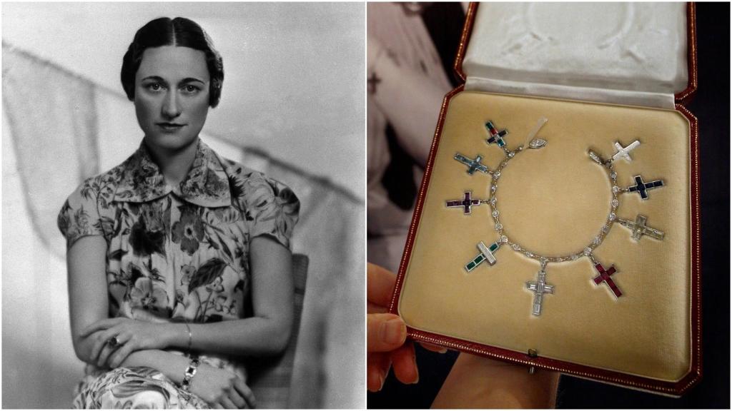 Wallis Simpson junto a su pulsera subastada en 2010.