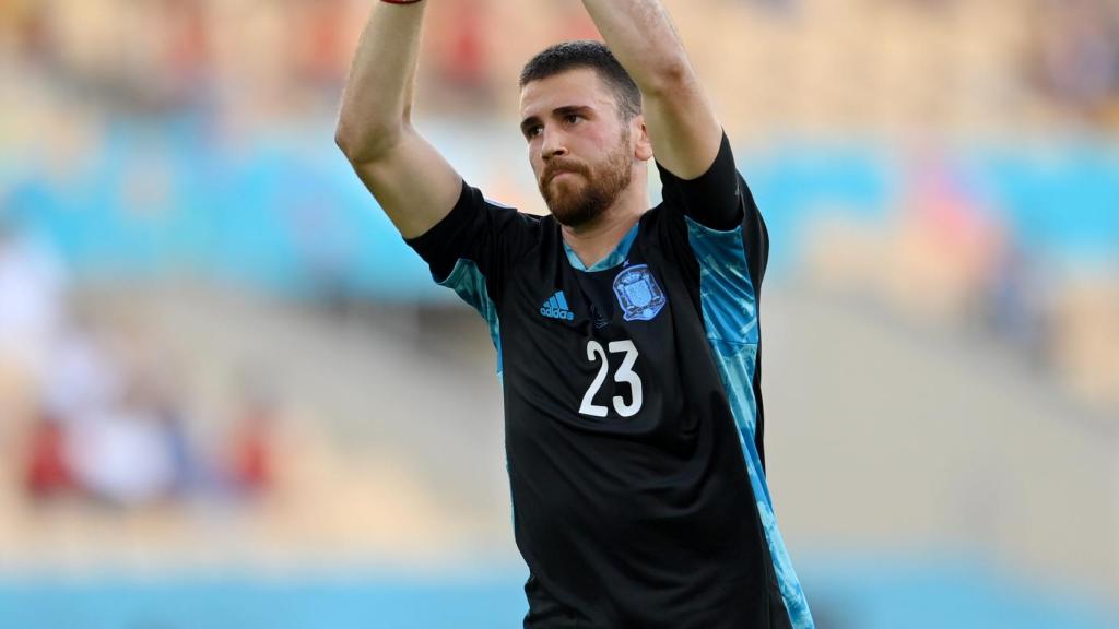 Unai Simón saluda a los espectadores antes del inicio del partid