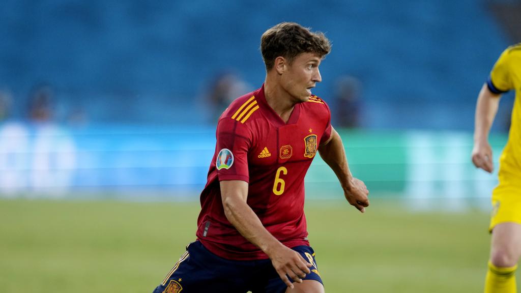 Marcos Llorente busca el pase al área de Suecia presionado por Emil Forsberg