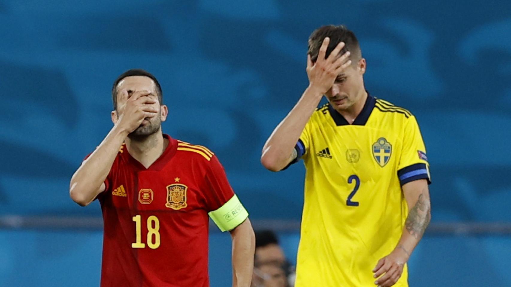 Jordi Alba y Mikael Lustig se lamentan tras una jugada