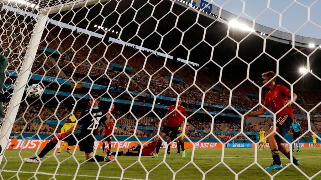 Marcos Llorente salva bajo palos que un disparo de Alexander Isak se cuele en la portería