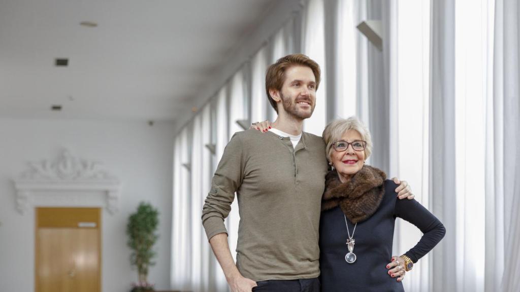 La artista, junto a su hijo Manuel, en la presentación de su obra 'El funeral'.