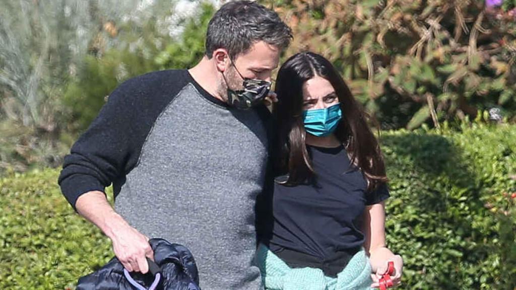 La ahora expareja paseando por Los Ángeles el pasado año 2020.