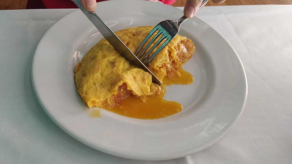Media tortilla de patatas al estilo Betanzos del restaurante La Penela.
