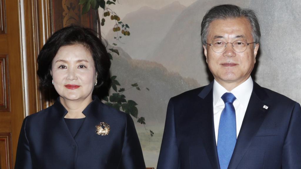 El presidente de Corea del Sur, Moon Jae-in junto a su esposa, Kim Jung-sook.