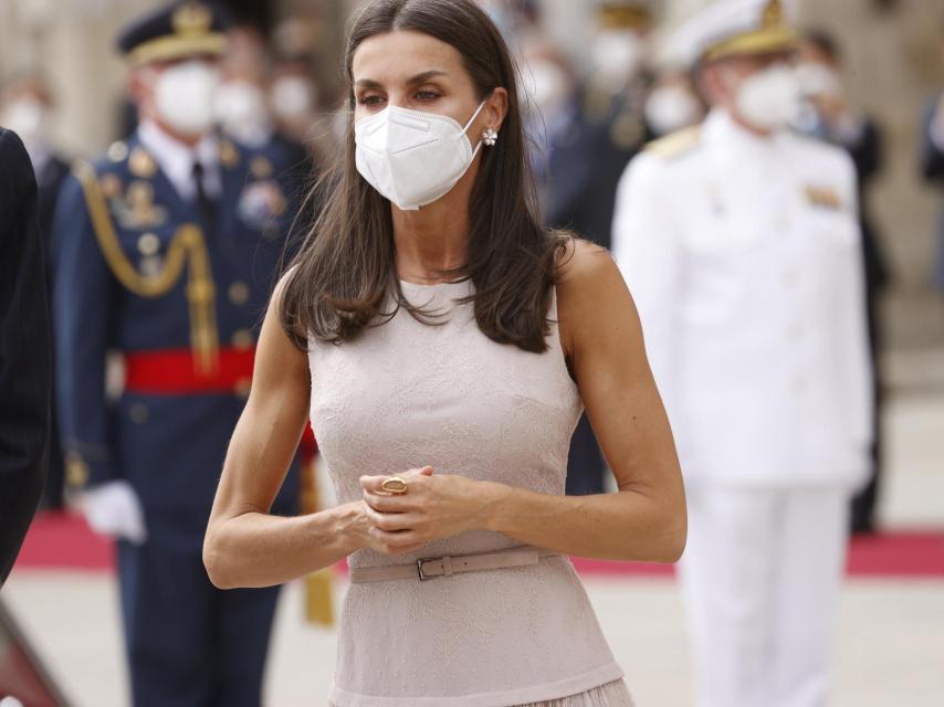 Letizia con anillo de Karen Hallam.