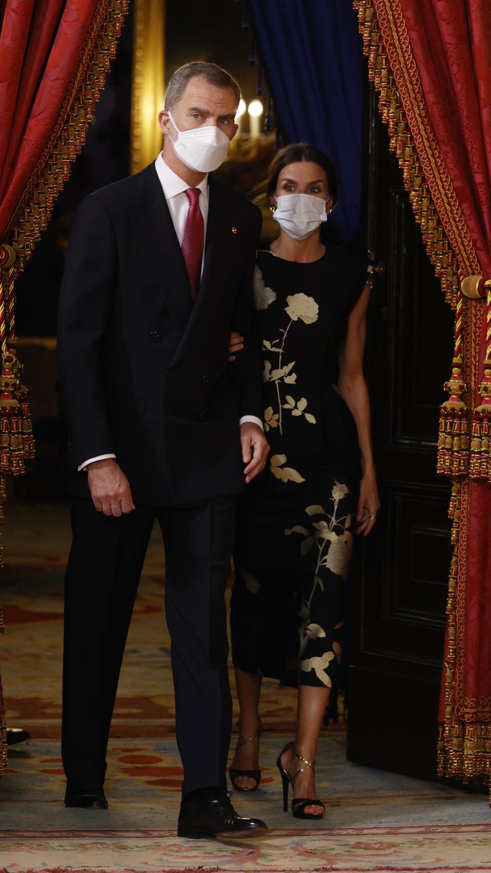 Los Reyes llegando al salón donde han recibido a los invitados.