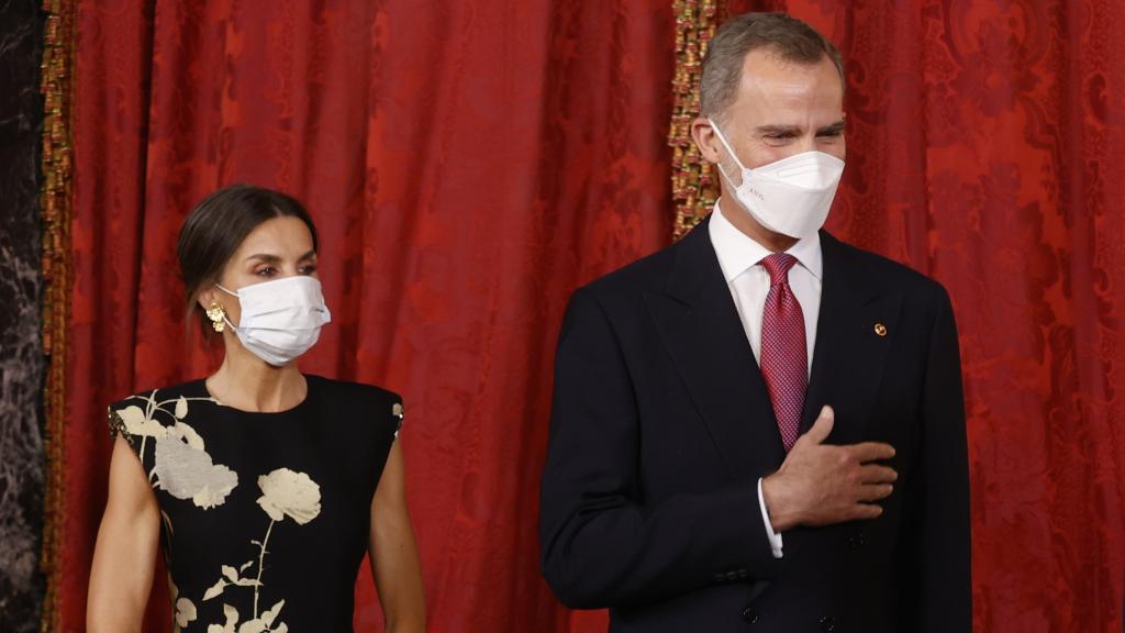 Los reyes de España saludando al presidente de Corea del Sur, Moon Jae-in, y su esposa Kim Jung-sook a su llegada a palacio.