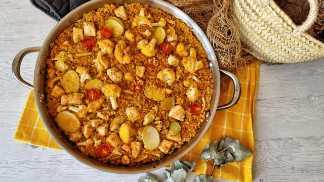 Arroz con pollo y coliflor al horno, una receta tradicional