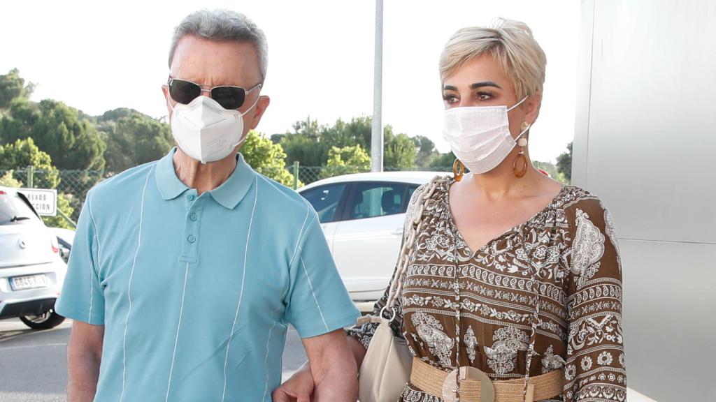 Ortega Cano y Ana María Aldón llegan para la intervención del diestro.