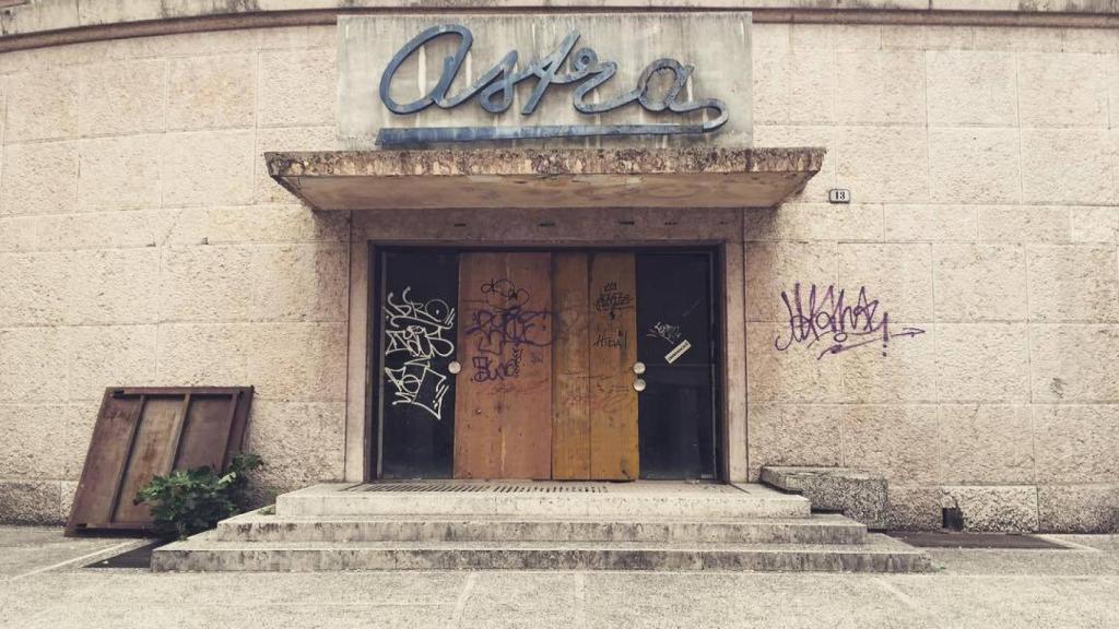 Entrada de los antiguos cines Astra, en cuyo sótano se ha registrado el hallazgo.