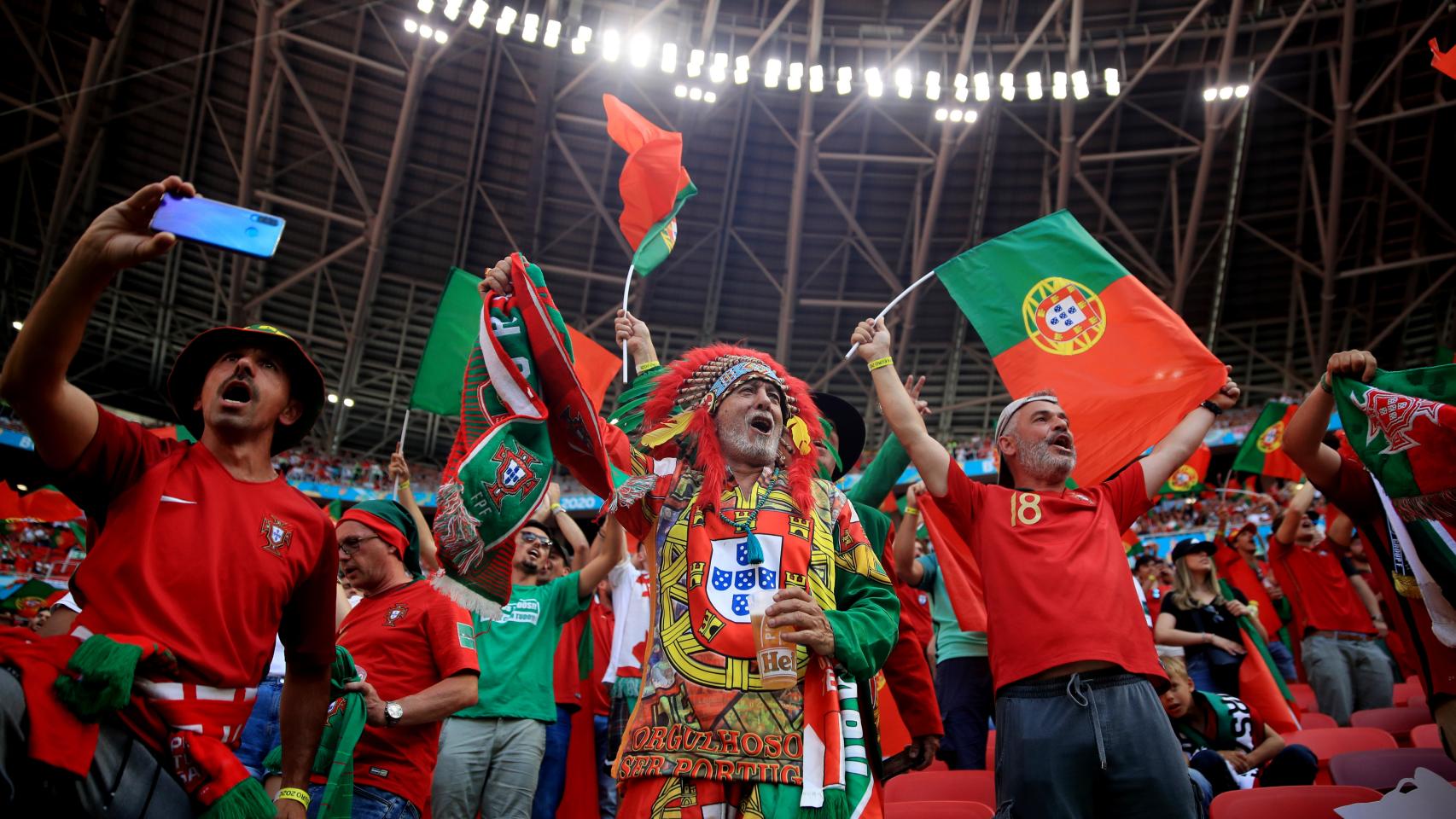 Los aficionados portugueses en el Puskas Arena
