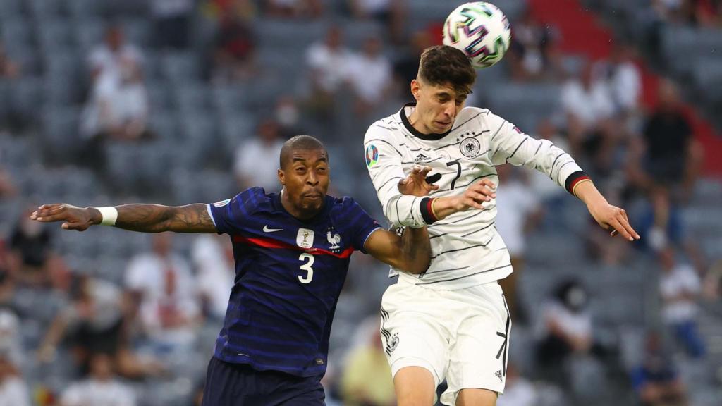 Salto entre Presnel Kimpembe y Kai Havertz