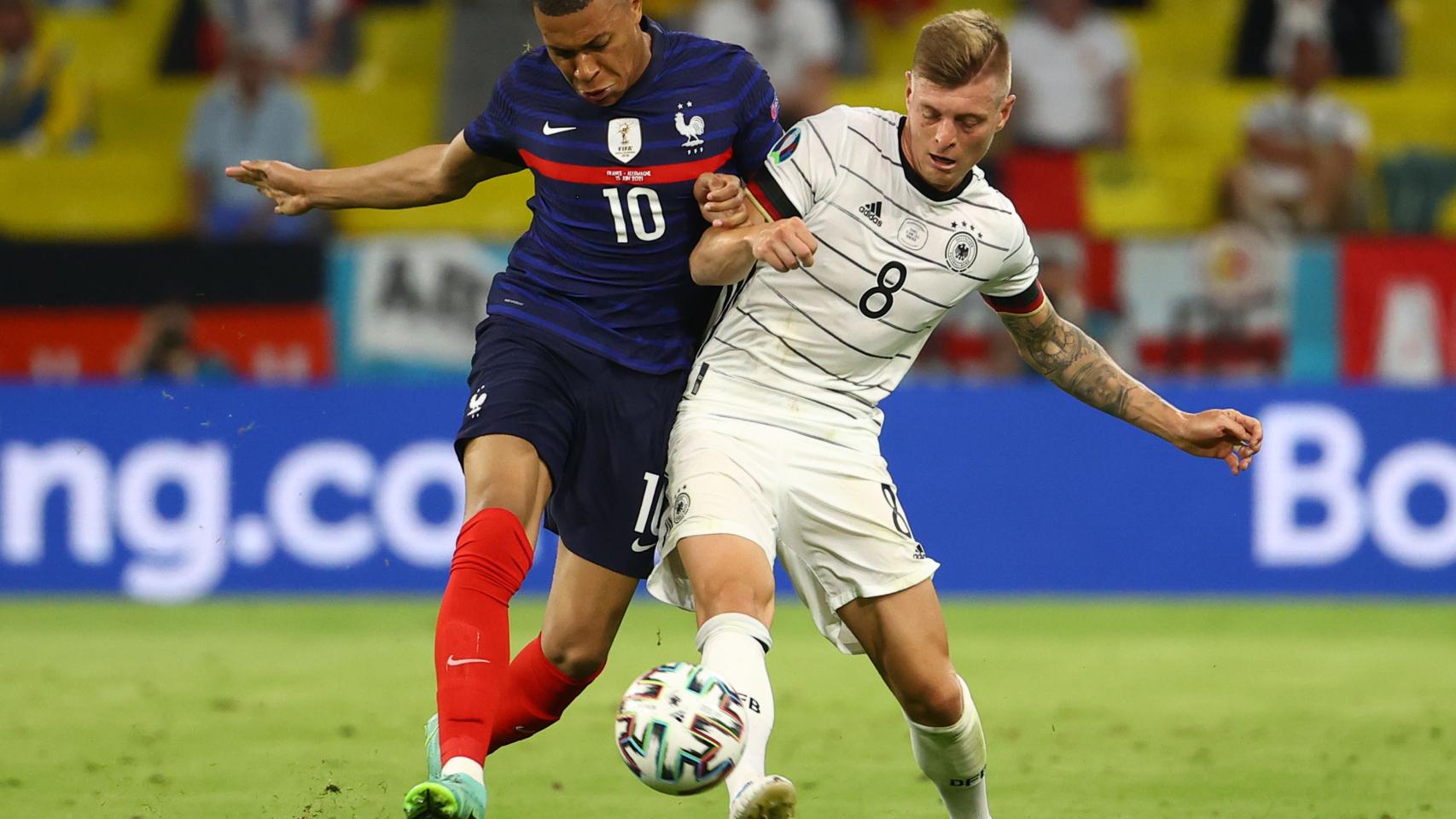 Mbappé y Kroos luchan por la posesión