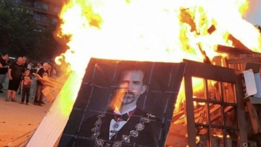 Una foto del Rey, quemada en una manifestación independentista.