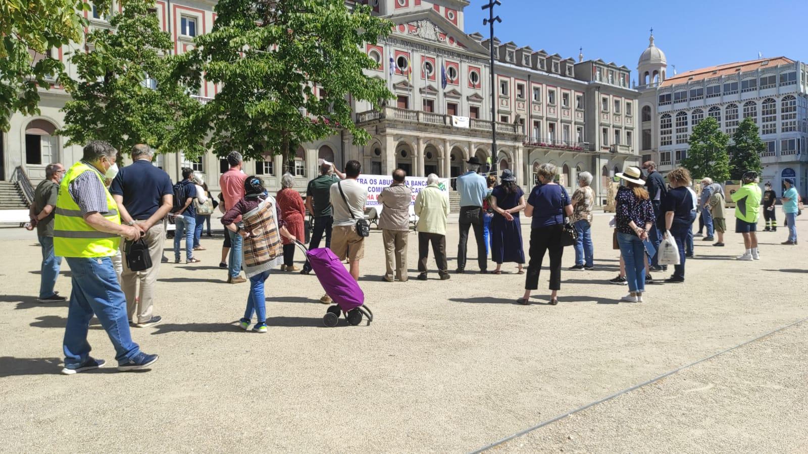 Concentración contra los abusos de la banca. Foto: Quincemil.
